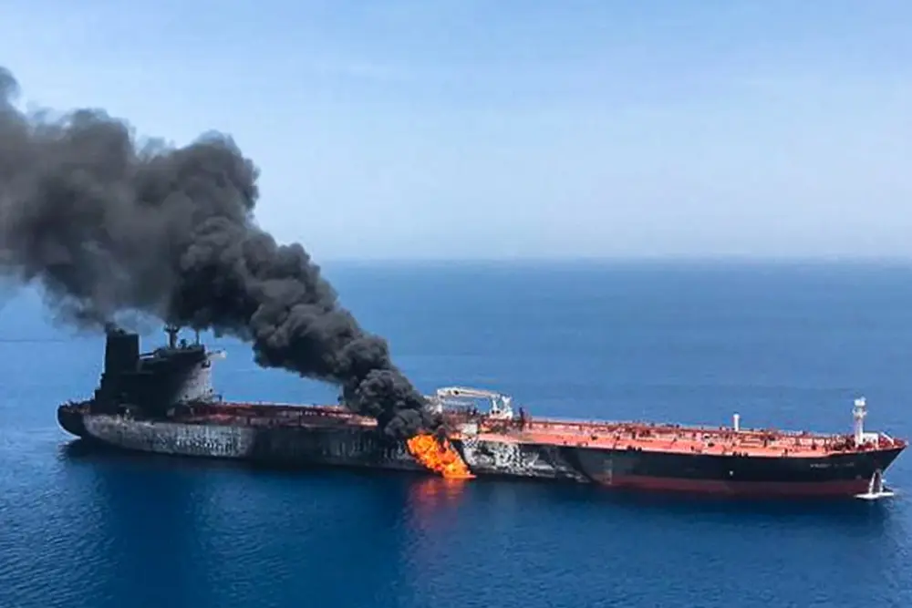 İran Devrim Muhafızları: Hürmüz Boğazı'nda Bir Tanker Deniz Mayınına Çarptı