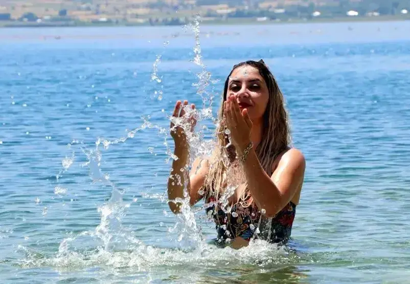 Van Gölü'nde Yüzmek Yasaklandı