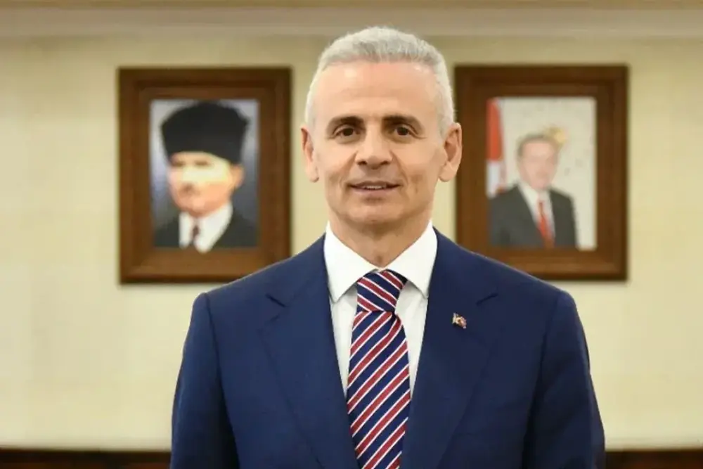 Tayt Giydiği İçin Görevden Alınan Vali