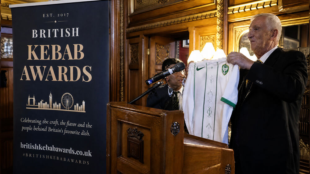 İngiltere Avam Kamarası Başkanı Sir Lindsay Hoyle’a Amedspor Forması Hediye Edildi