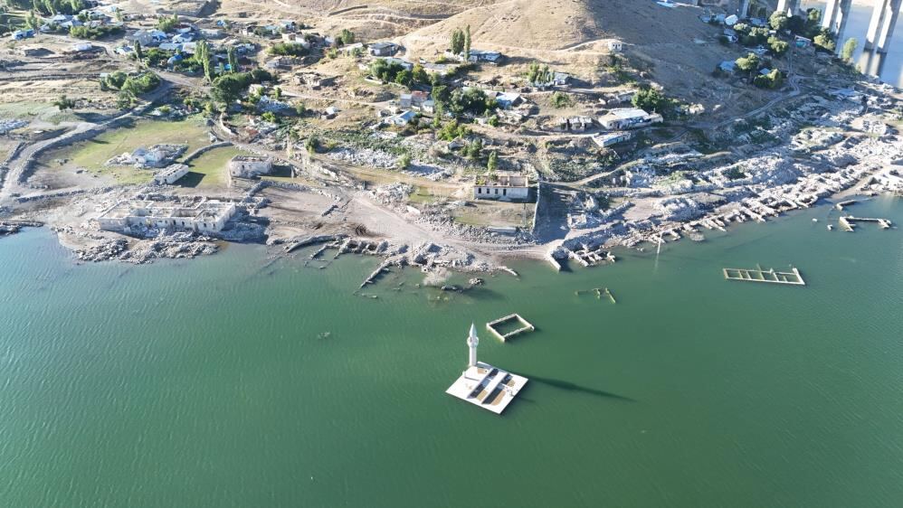 Kars’ta Karakurt Barajı suları çekildi, eski köy kalıntıları ortaya çıktı