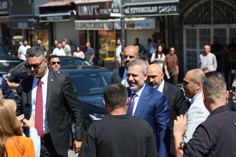 Dışişleri Bakanı Hakan Fidan, Diyarbakır’da Ulu Camii’de Cuma Namazını Eda Etti