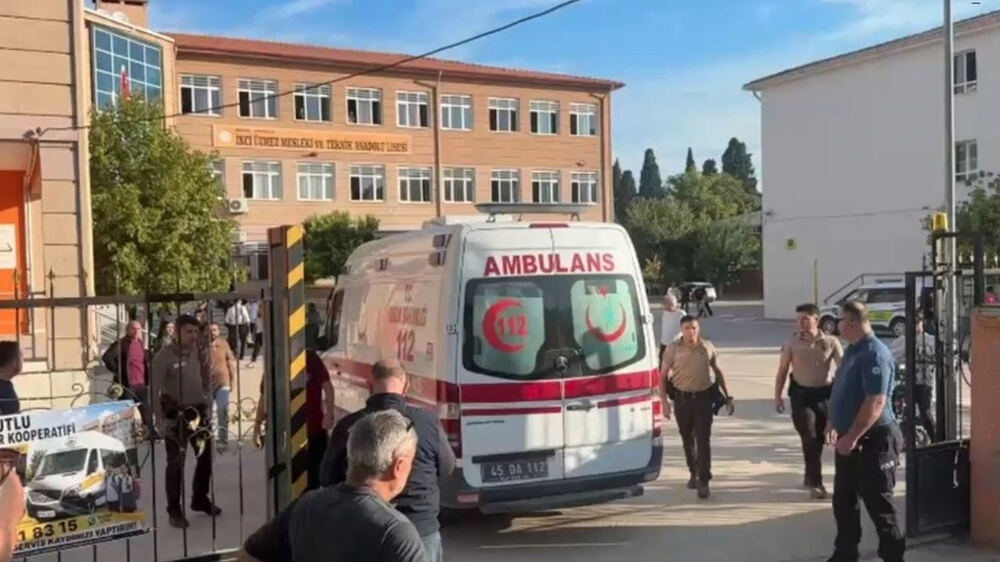 Manisa Turgutlu'da Lise Önünde Silahlı Saldırı: 8 Yaralı