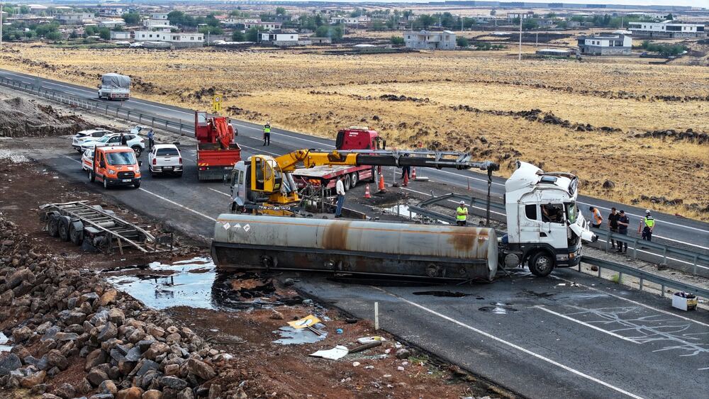 Diyarbakır-Urfa yolu zift yüklü tanker devrildi, ulaşım kapandı