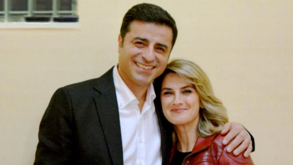 Başak Demirtaş, Diyarbakır 10. Kitap Fuarı'nda Selahattin Demirtaş’ın Kitaplarını İmzalıyor