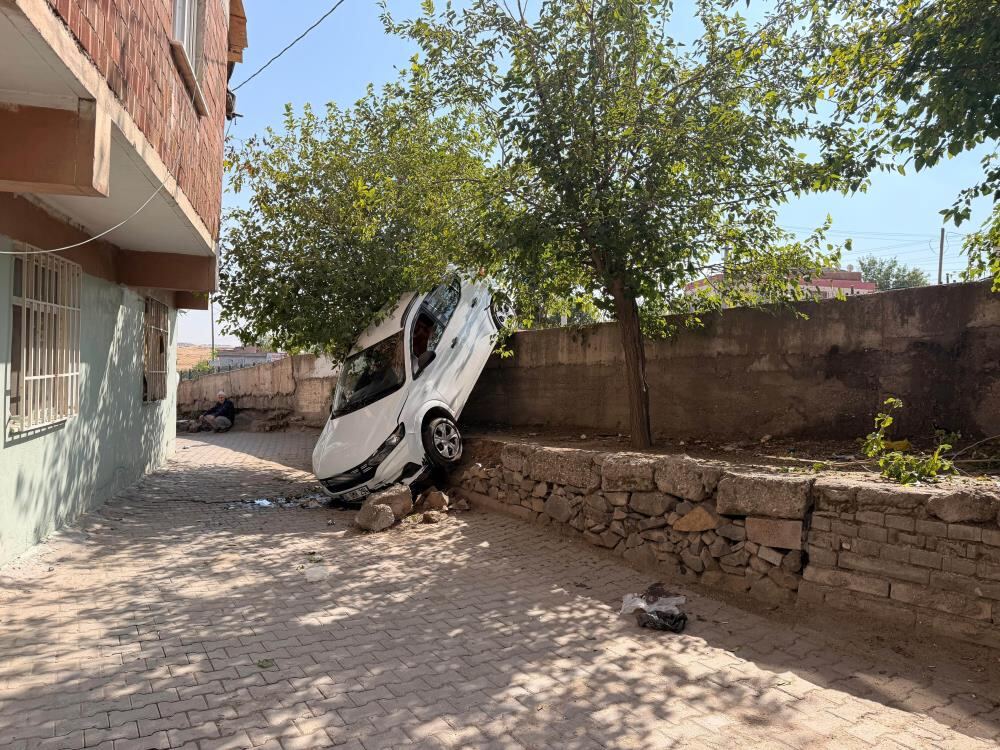 Diyarbakır Sur’da araç istinat duvarından aşağı düştü