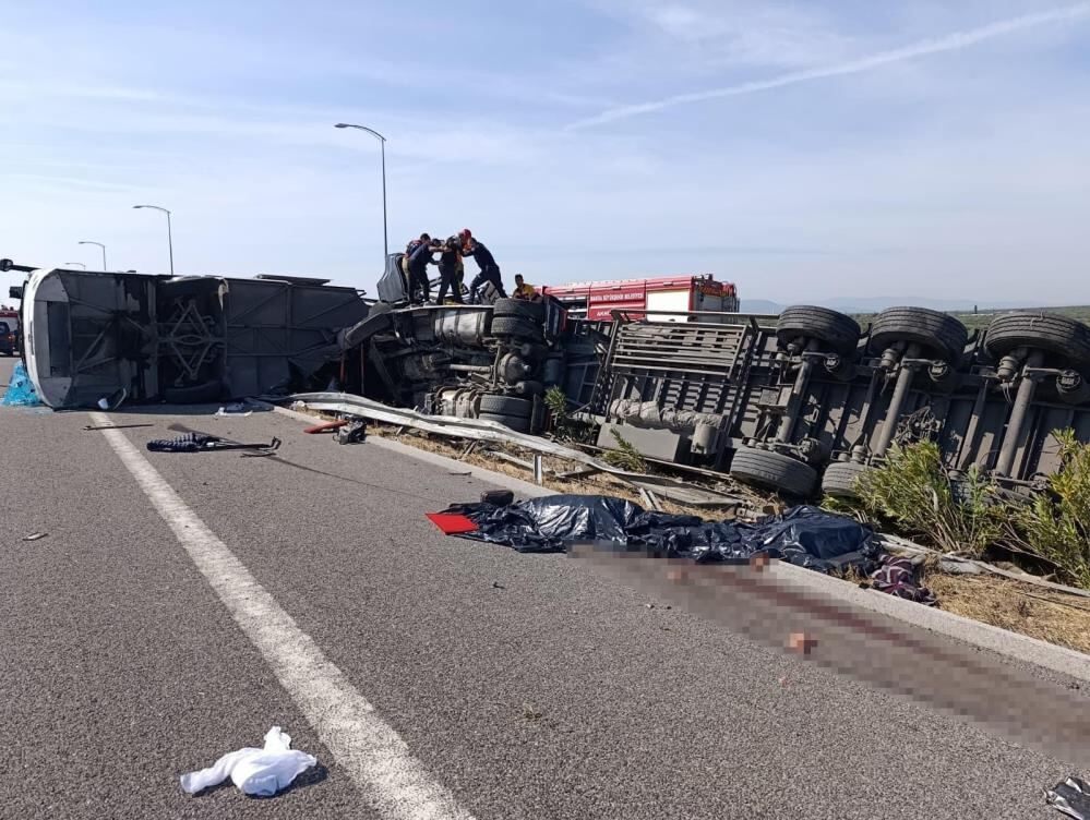 Manisa Akhisar’da TIR ve otobüs çarpıştı, ölü ve yaralılar var