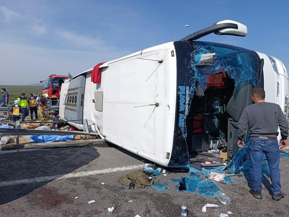 Manisa Akhisar’da otobüs‑tır çarpışmasında 11 ölü, 27 yaralı