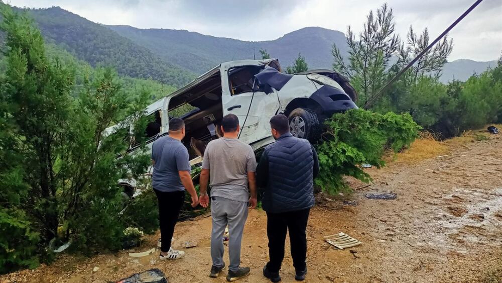 Mersin Silifke'de minibüs uçuruma devrildi, 17 yaralı