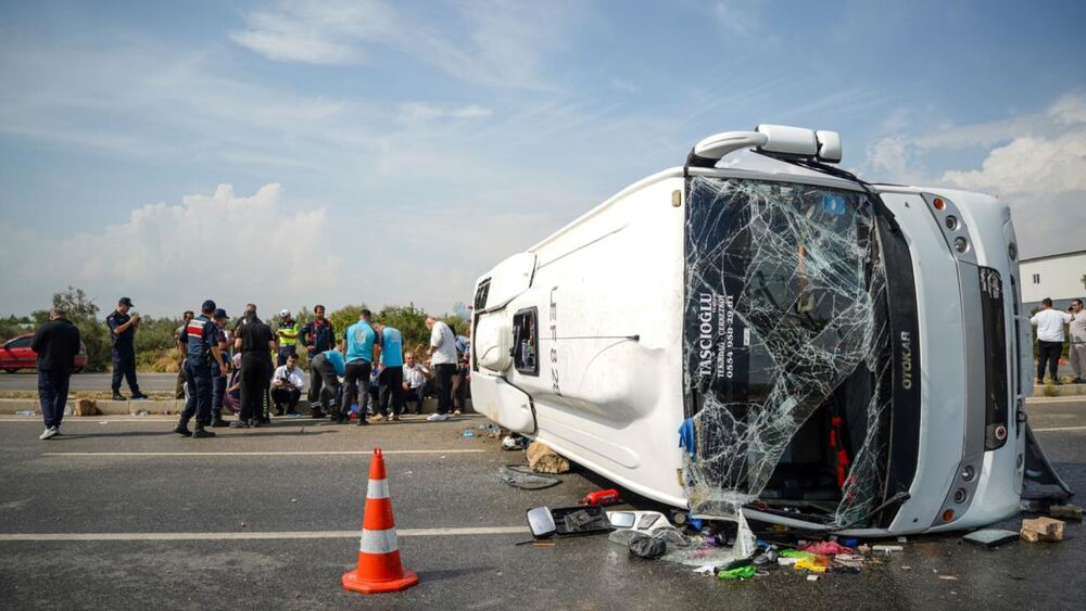 Antalya Aksu'da minibüs devrildi: 17 yaralı