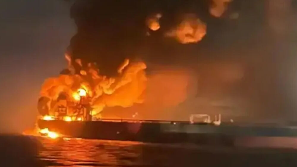 İran Devrim Muhafızları Hürmüz Boğazı'nda bir petrol tankerini hedef aldı