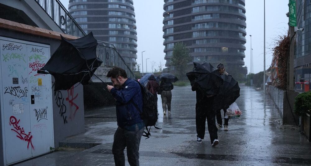 İstanbul’da şiddetli fırtına ve sağanak: Okullar tatil, yollar göle döndü