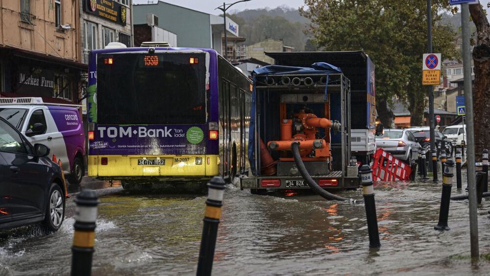 İstanbul'da şiddetli sel felaketi: 4 can kaybı ve 3 bin kurtarma