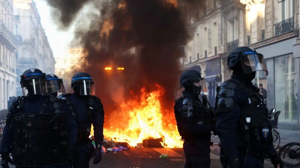 Paris'te protestolar sırasında iş yerleri yağmalandı ve büyük hasar gördü