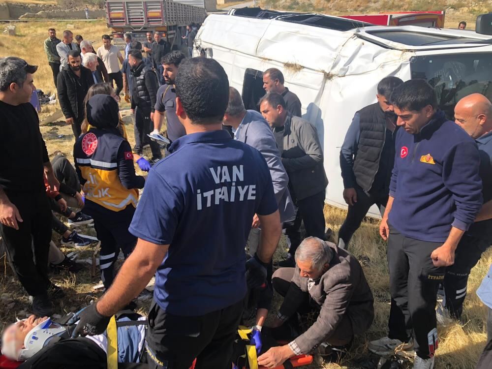 Van'ın Gürpınar ilçesinde tır ve minibüs çarpıştı: 11 yaralı