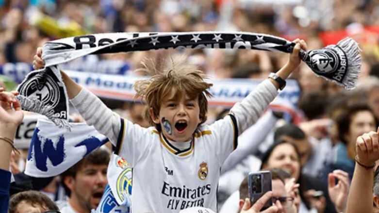 Camp Nou'da Real Madrid forması giyen baba ve oğul stadyumdan çıkarıldı