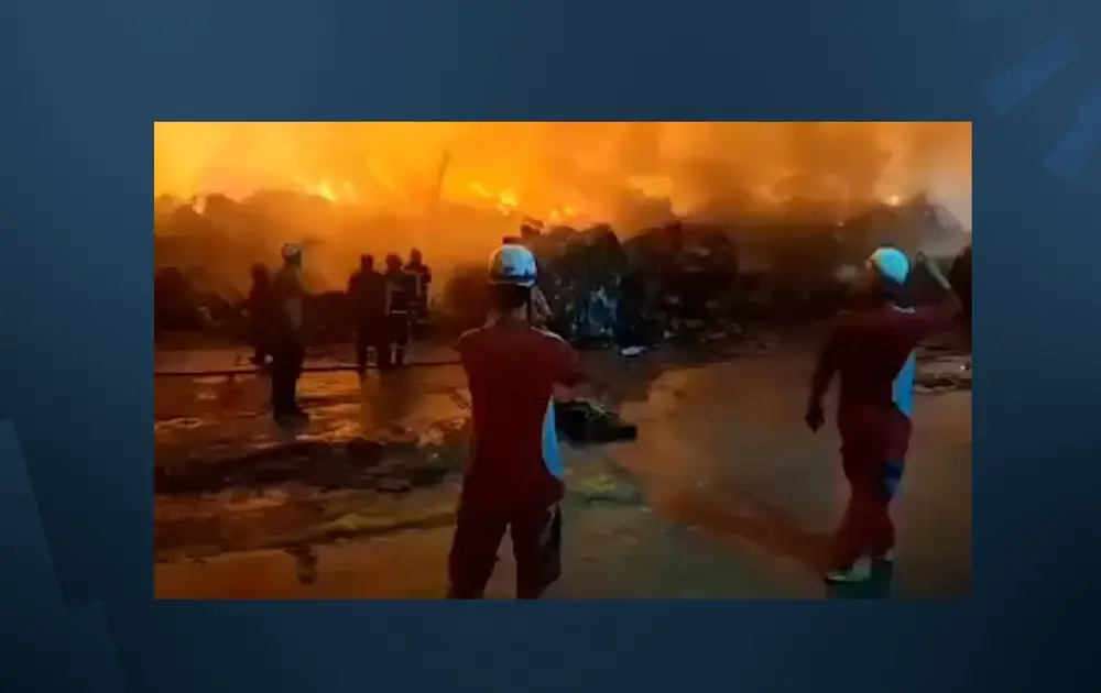 Kirmanşah'ta karton fabrikasında yangın: 4 yaralı