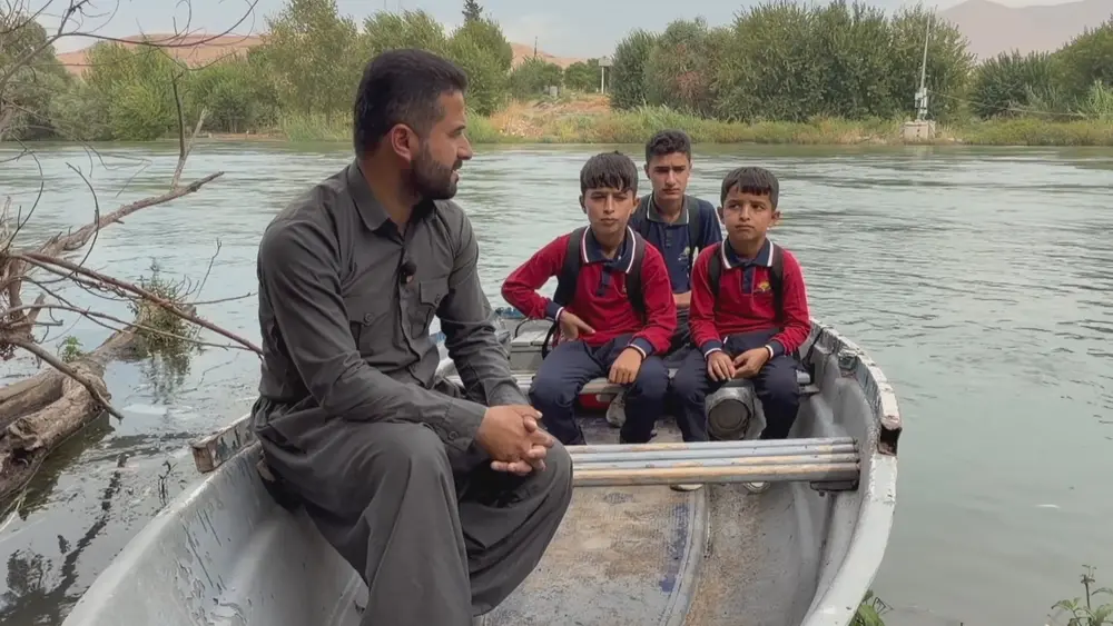 Çemçemal'de öğrenciler okula gitmek için Küçük Zap suyunu tekneyle geçiyor