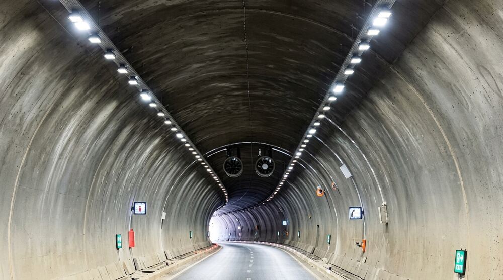 Mavaran Tüneli'nde asfalt çalışmaları tamamlanarak trafik normale dönüyor