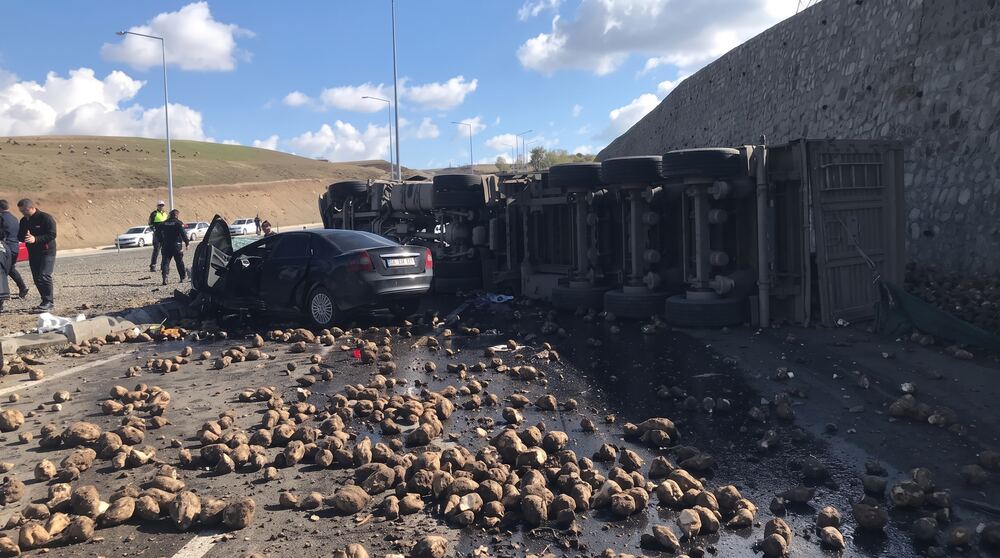 Ağrı'da trafik kazası: Aynı aileden dört kişi hayatını kaybetti