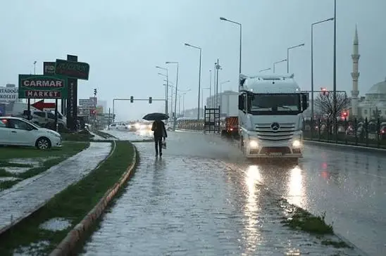 Kuzey Kürdistan'ın birçok ilinde sel uyarısı yapıldı