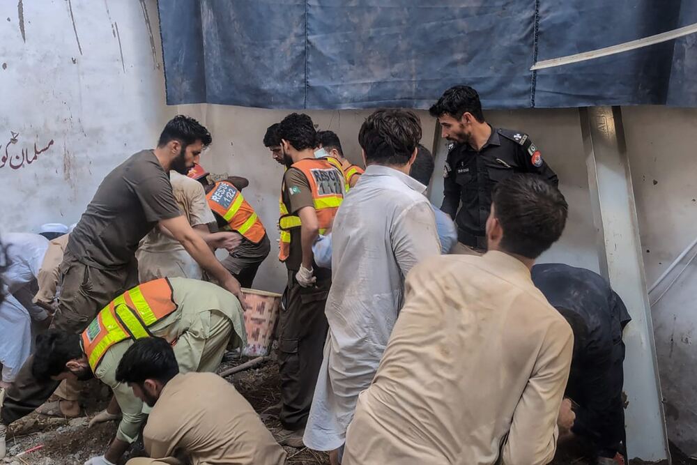 Pakistan'da okul çatısı çöktü: 28 ölü ve 30 yaralı