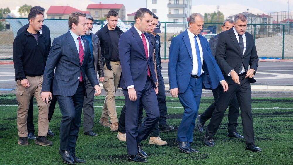 Hakkari Valisi Taşyapan, Yüksekova’da Havalimanı Bakımını ve Stadyum İnşaatını İnceledi