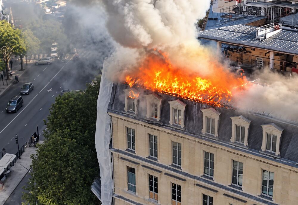 Paris'te Osterlitz Tren İstasyonu yakınındaki bir binada yangın çıktı