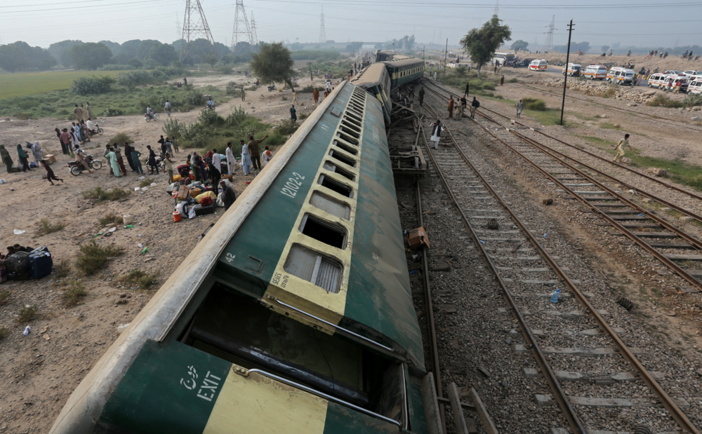 Pakistan'da tren raydan çıktı: 4 ölü, 25 yaralı