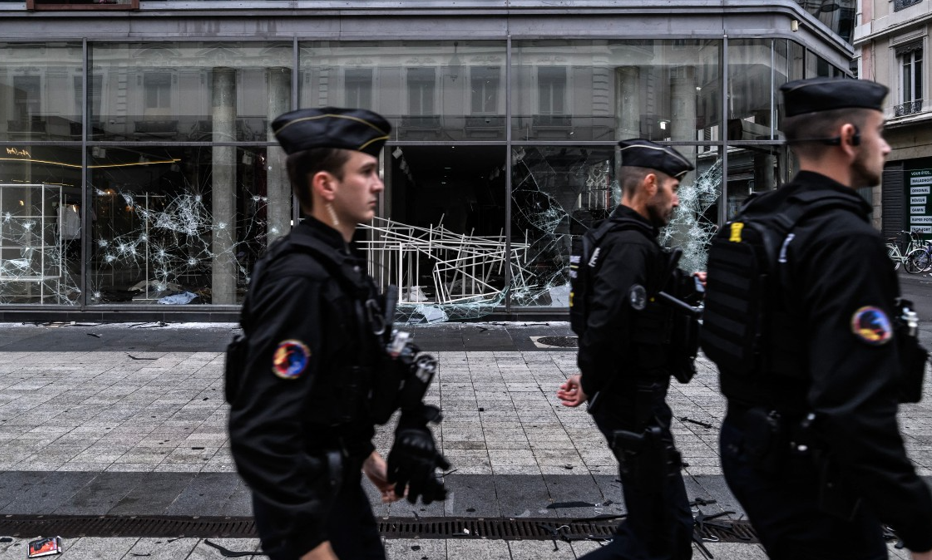Paris'te izinsiz protestolar: Cumhuriyet Meydanı'nda çatışma ve yağma