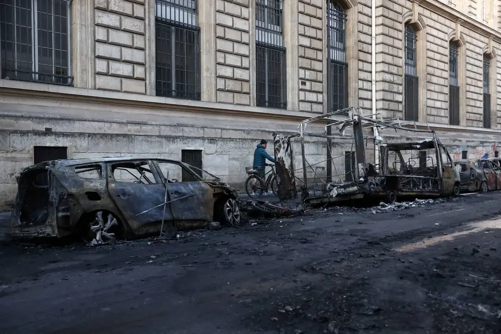 Fransa'da protestolar: Paris'te 855 kişi gözaltına alındı