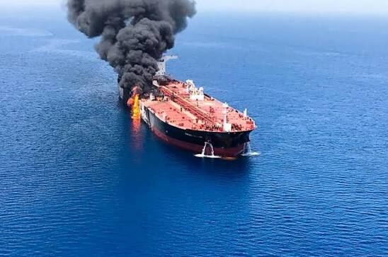 Hürmüz Boğazı'nda bir petrol tankeri mayınlara çarparak alev aldı