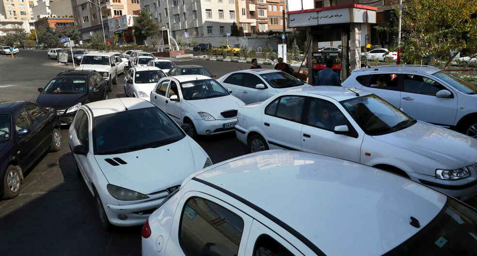 İran ABD Yaptırımları Gölgesinde Yakıt Fiyatlarını İki Katına Çıkardı
