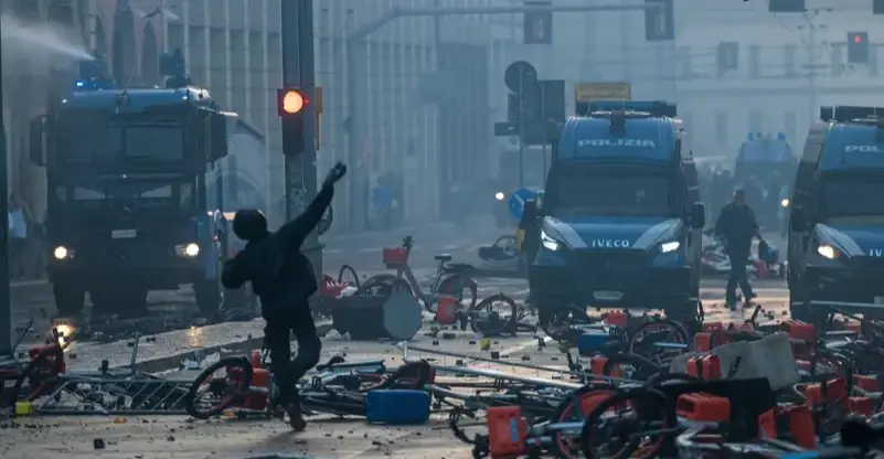 Fransa'daki protestolarda ticari işletmeler büyük zarar gördü