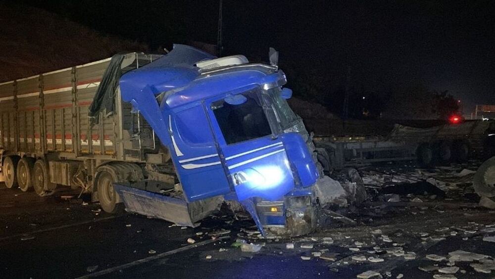 Elazığ-Malatya karayolunda üç TIR çarpıştı, sürücü Mehmet Tuzcu hayatını kaybetti