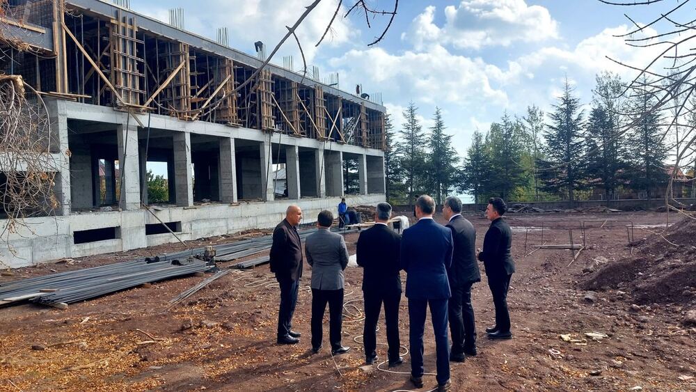 Ahlat Kaymakamı Özgür Kaya, Ertuğrul Gazi Ortaokulu ve Vakıfbank İlkokulu'nu ziyaret etti