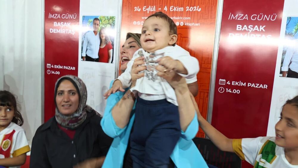Başak Demirtaş, Diyarbakır Kitap Fuarı'nda 8 Aylık Selahattin'i Kucağına Aldı