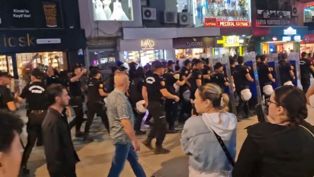 İzmir’de Cemil Tugay’ın AK Parti’ye geçiş iddiası sonrası yürüyüşe polis müdahalesi