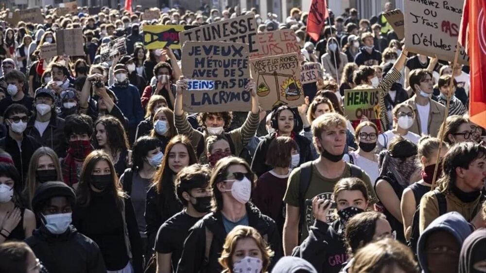 Sendikaların çağrısıyla binlerce kişi Fransa’da lise eylemlerine destek yürüdü