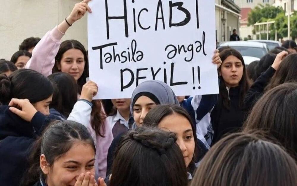 Azerbaycan’da Başörtüsü Kıyafet Kuralı Öğrencileri Ders Boykotuna Sürükledi