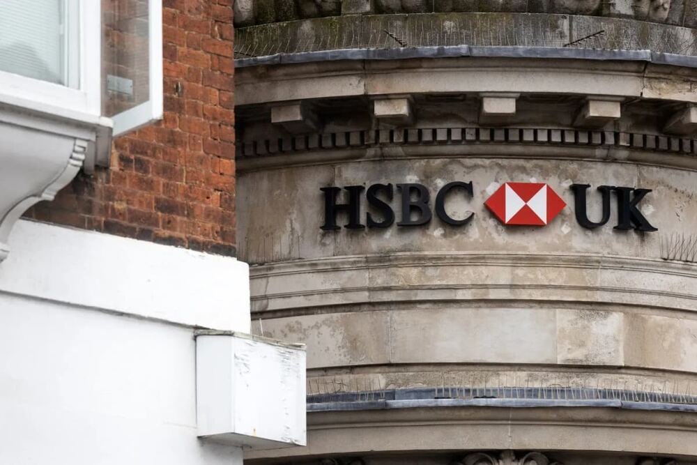 HSBC, İngiltere Varlık Yönetiminde YZ Geçişiyle Yüzlerce Çalışanı İşten Çıkarıyor