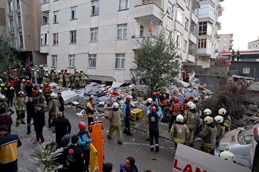 Maltepe’de 7 Katlı Binanın Üst İki Katı Kaçak Çıktı