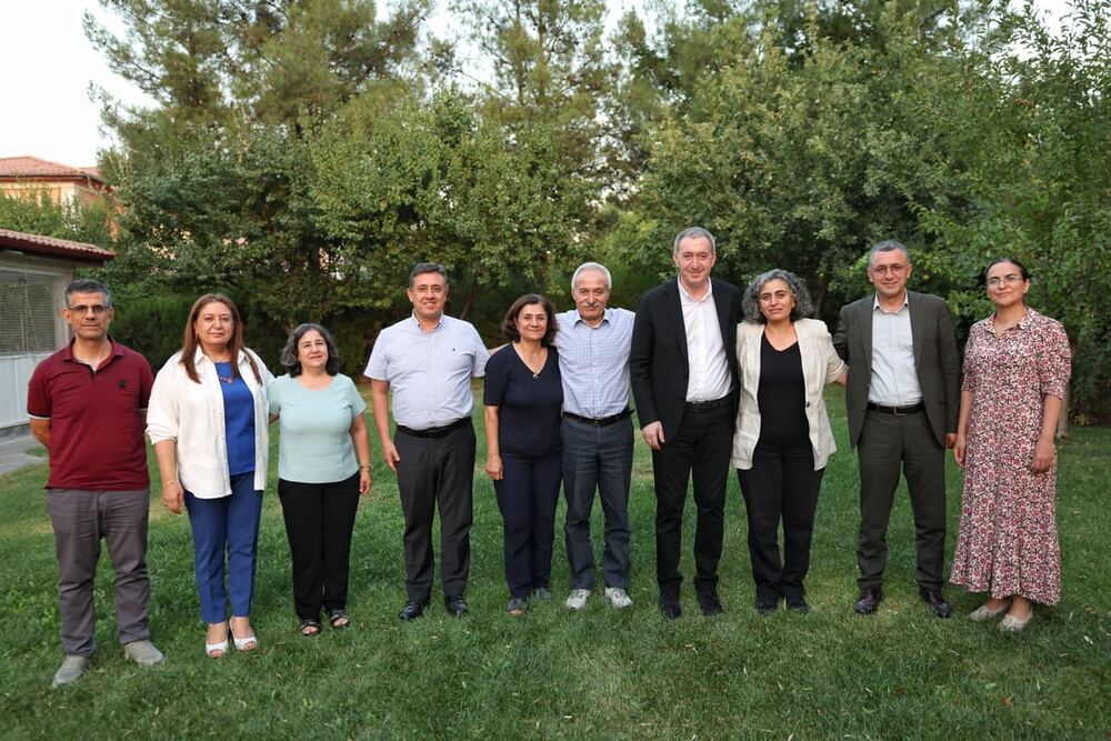 DEM Parti Eş Genel Başkanı Tuncer Bakırhan, Selçuk Mızraklı'yı Diyarbakır’da ziyaret etti
