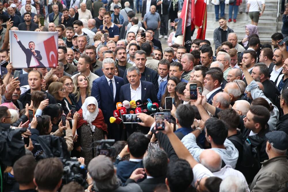 YENİ Parti Genel Başkanı Özgür Özel, Parti İsmi Değişikliği Olmayacağını Duyurdu