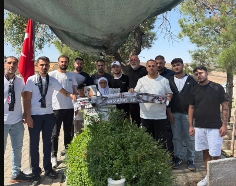 Beşiktaş Çarşı Grubu, Diyarbakır’da Narin Güran ve Rojin Kabaiş’in mezarını ziyaret etti