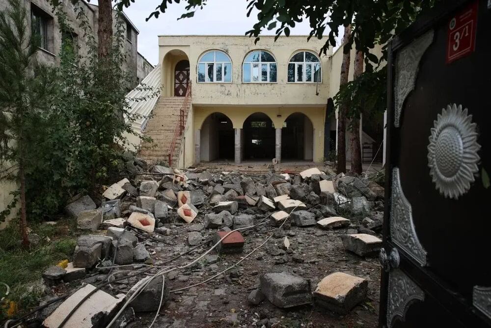 Diyarbakır Bismil’de şiddetli fırtına caminin minaresini yıktı, evlerin çatıları uçtu