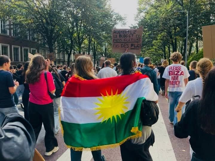 Fransa'da Lise Öğrencileri Eğitim Eşitsizliğine Karşı Protesto Etti
