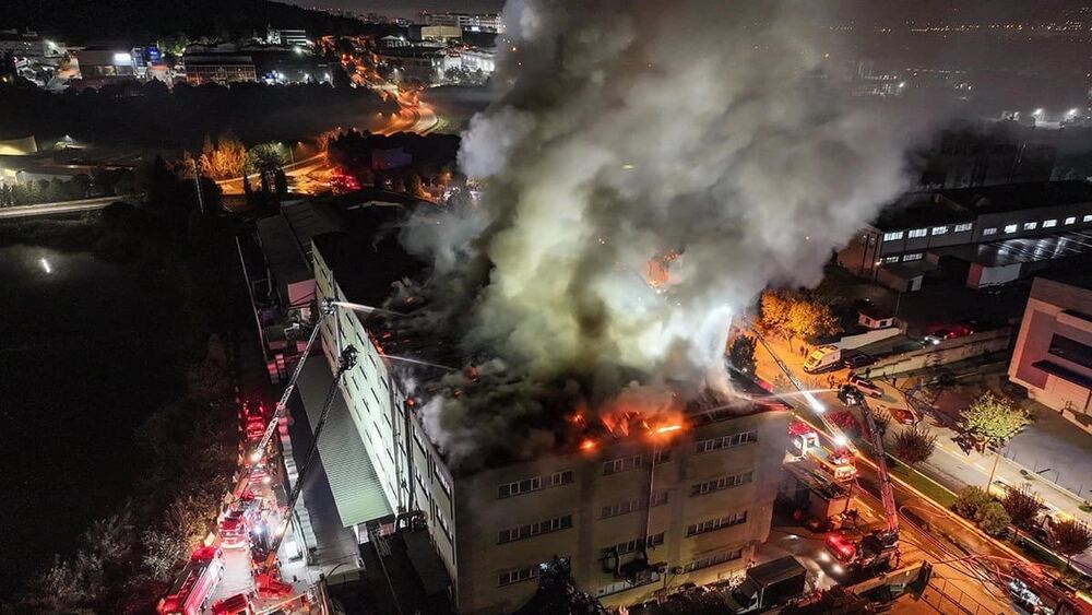 İstanbul Tuzla'daki ayakkabı fabrikasının çatısında yangın çıktı